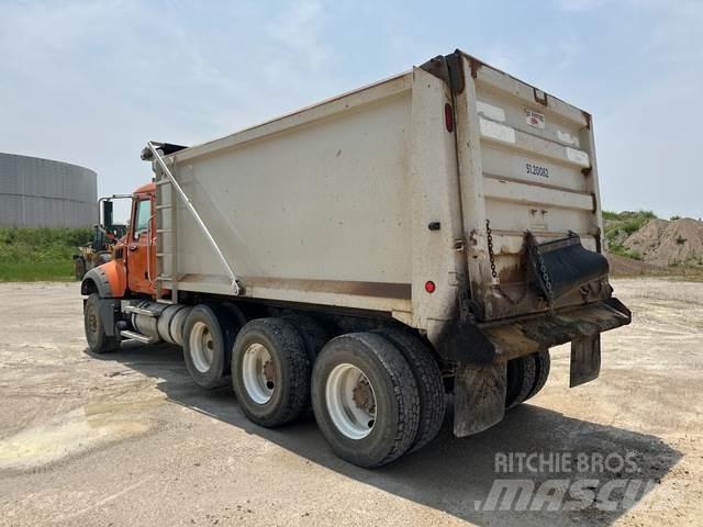 Mack GU713 Lastbiler med tip