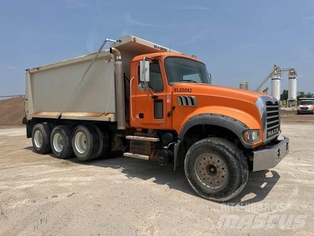 Mack GU713 Lastbiler med tip