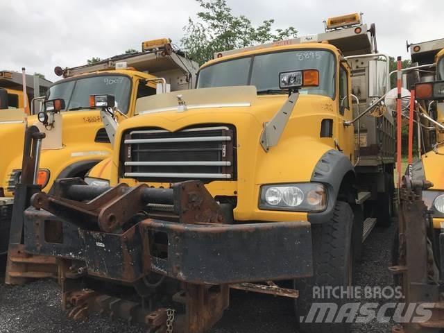 Mack GU713 Lastbiler med tip