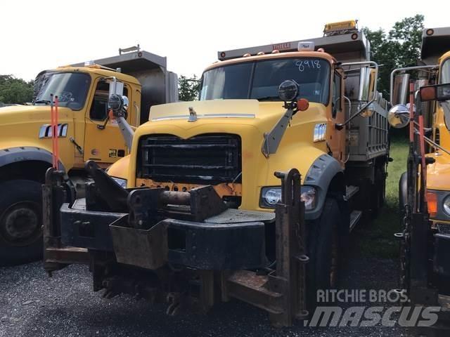 Mack GU713 Lastbiler med tip