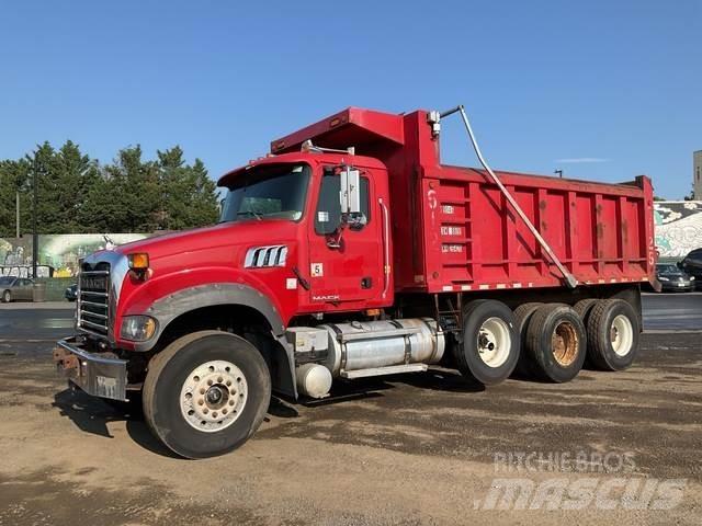 Mack GU713 Lastbiler med tip