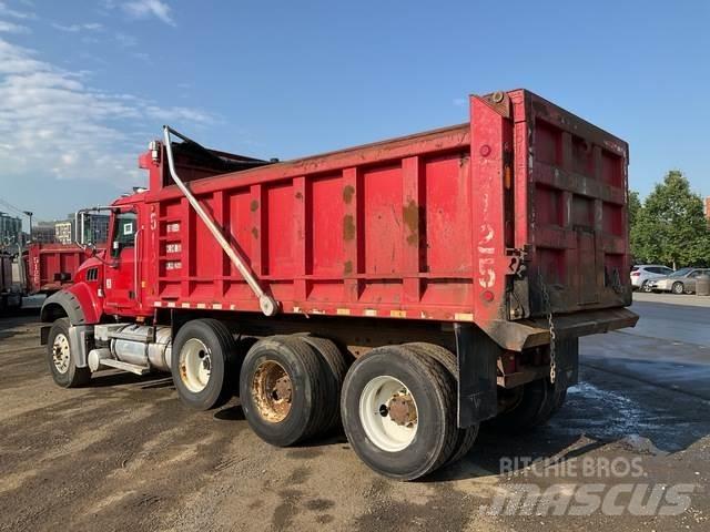 Mack GU713 Lastbiler med tip