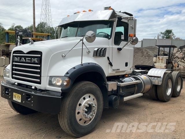 Mack GU713 Trækkere