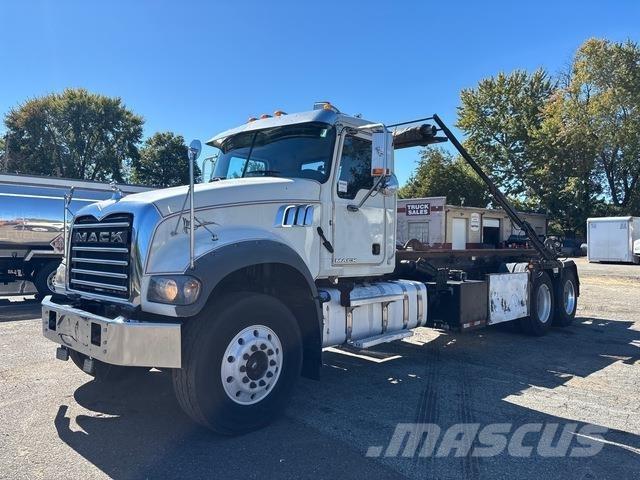 Mack GU713 Skip loader