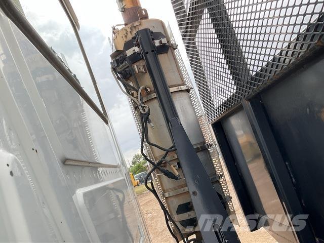 Mack GU713 Lastbil med lad/Flatbed