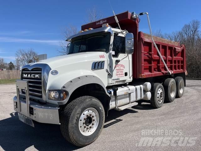 Mack GU714 Lastbiler med tip