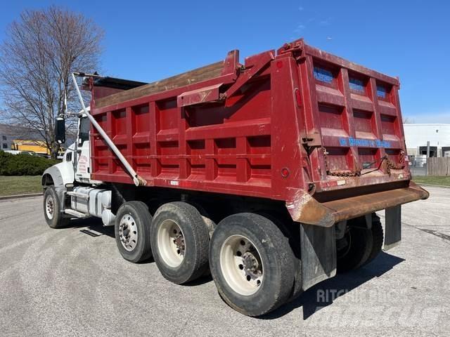 Mack GU714 Lastbiler med tip
