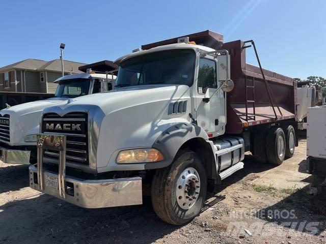 Mack GU813 Lastbiler med tip