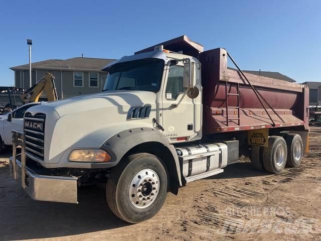 Mack GU813 Lastbiler med tip