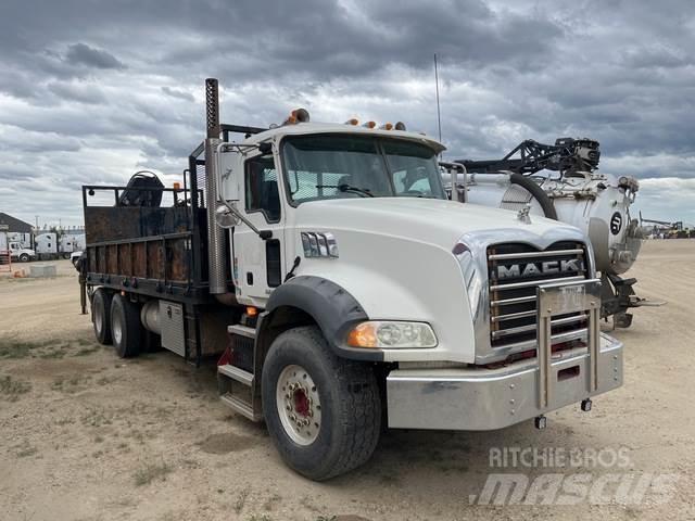 Mack GU813 Lastbil med lad/Flatbed