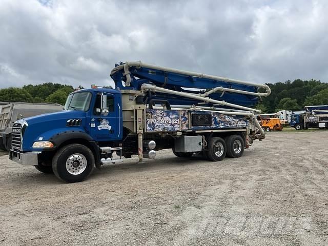 Mack GU813 Betonpumper