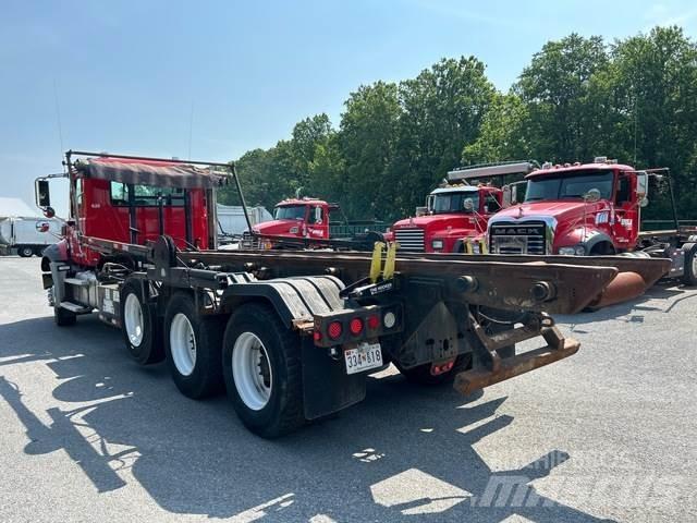 Mack GU813 Skip loader