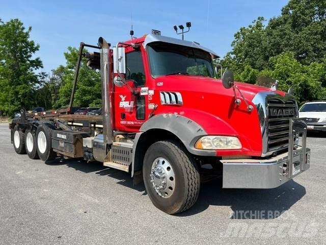Mack GU813 Skip loader