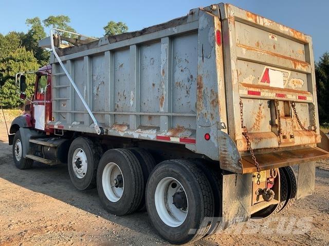 Mack GU813 Lastbiler med tip