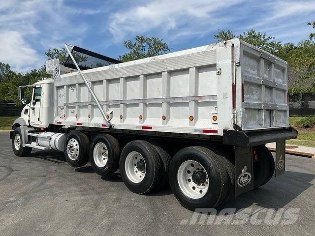 Mack GU813 Lastbiler med tip