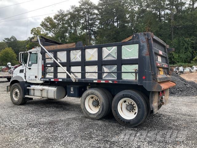 Mack GU813 Lastbiler med tip