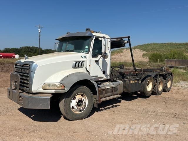 Mack GU813 Skip loader
