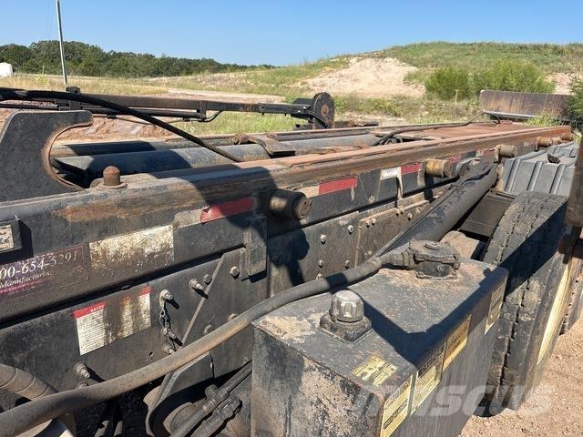 Mack GU813 Skip loader