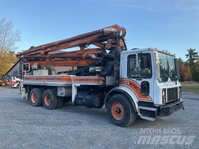 Mack MR688S Betonpumper