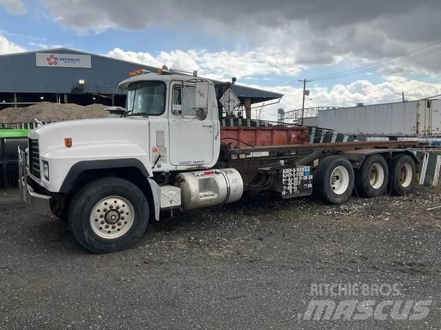 Mack RD688S Skip loader