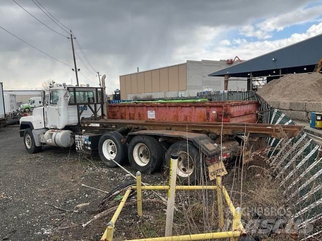 Mack RD688S Skip loader