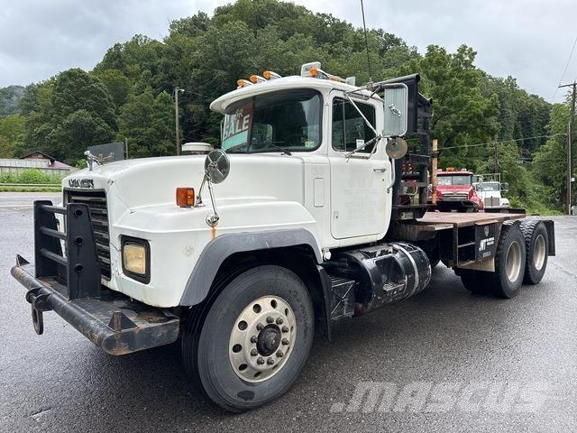 Mack RD688S Lastbil med lad/Flatbed