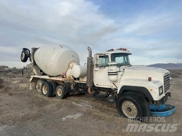Mack RD690S Andre lastbiler