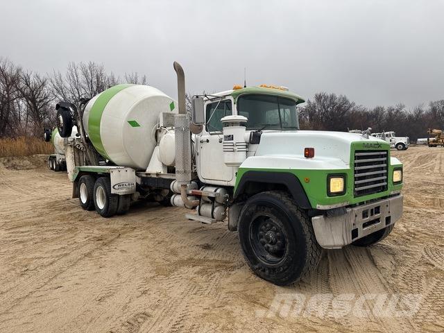 Mack RD690S Andre lastbiler