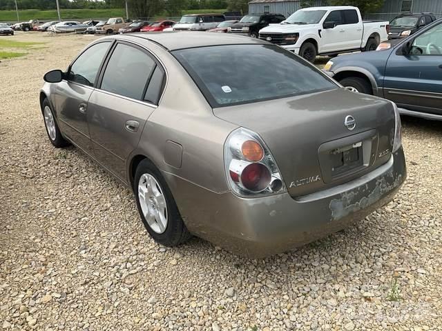 Nissan Altima Biler