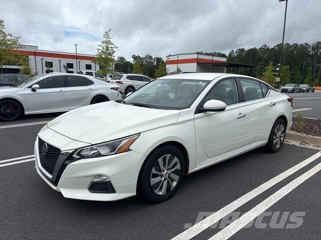 Nissan Altima Biler