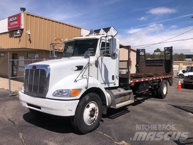 Peterbilt 335 Lastbil med lad/Flatbed