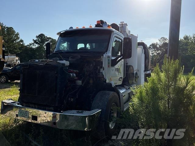 Peterbilt 567 Gravemaskiner på larvebånd
