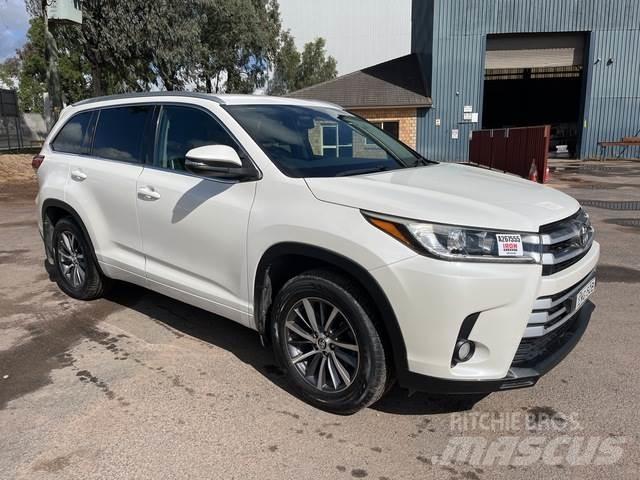 Toyota Kluger Biler