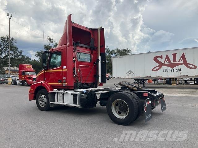 Volvo VNM42T Trækkere