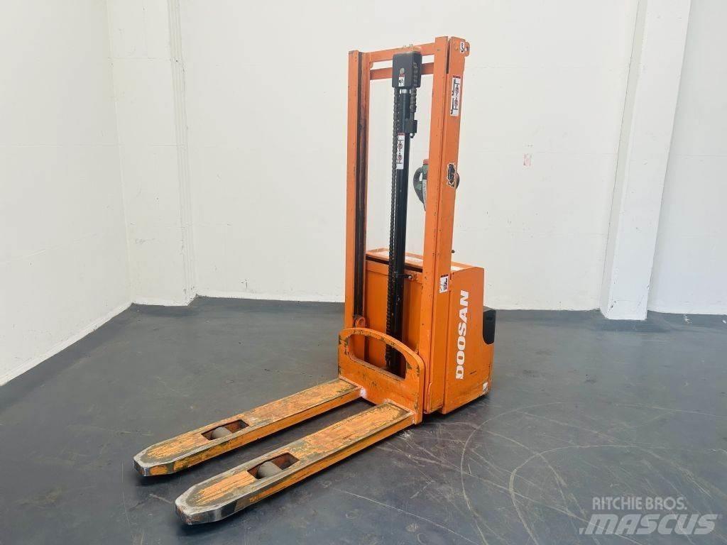 Doosan LEDS12.5C Gaffelstabler med gående fører