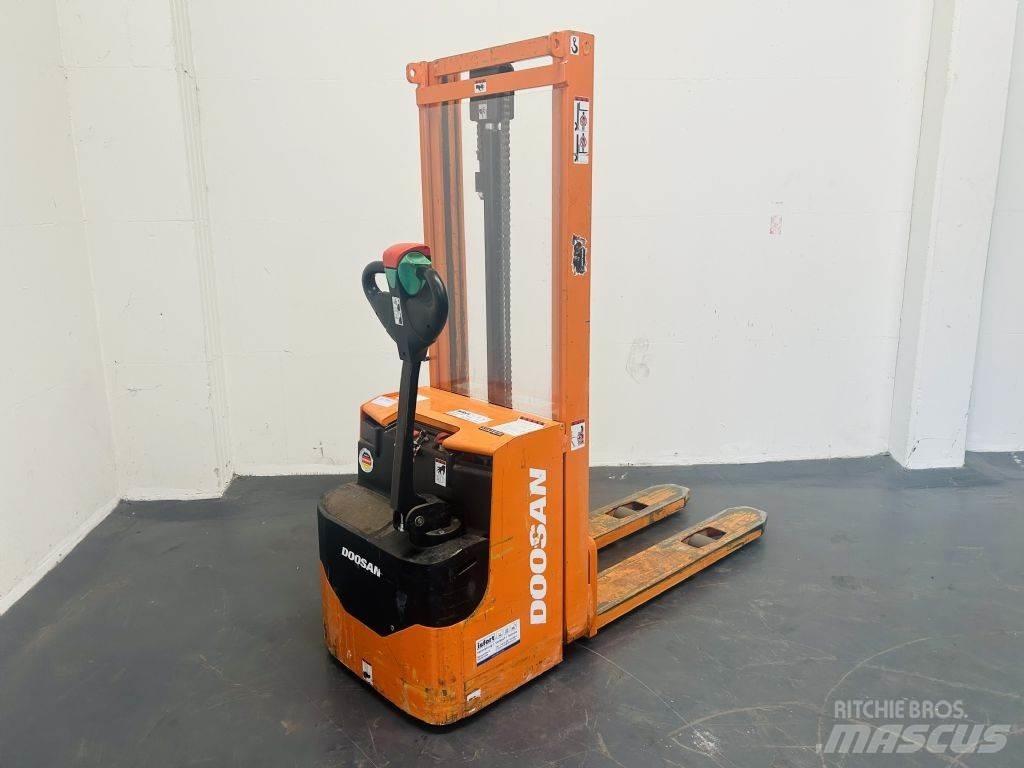 Doosan LEDS12.5C Gaffelstabler med gående fører