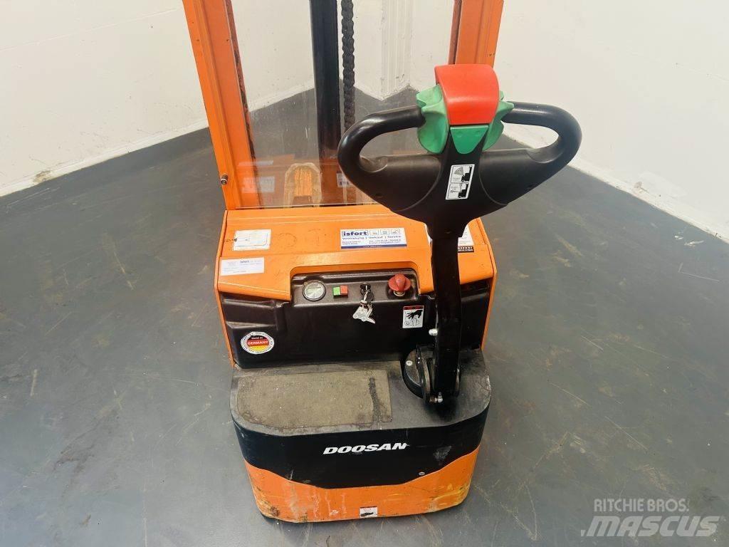 Doosan LEDS12.5C Gaffelstabler med gående fører