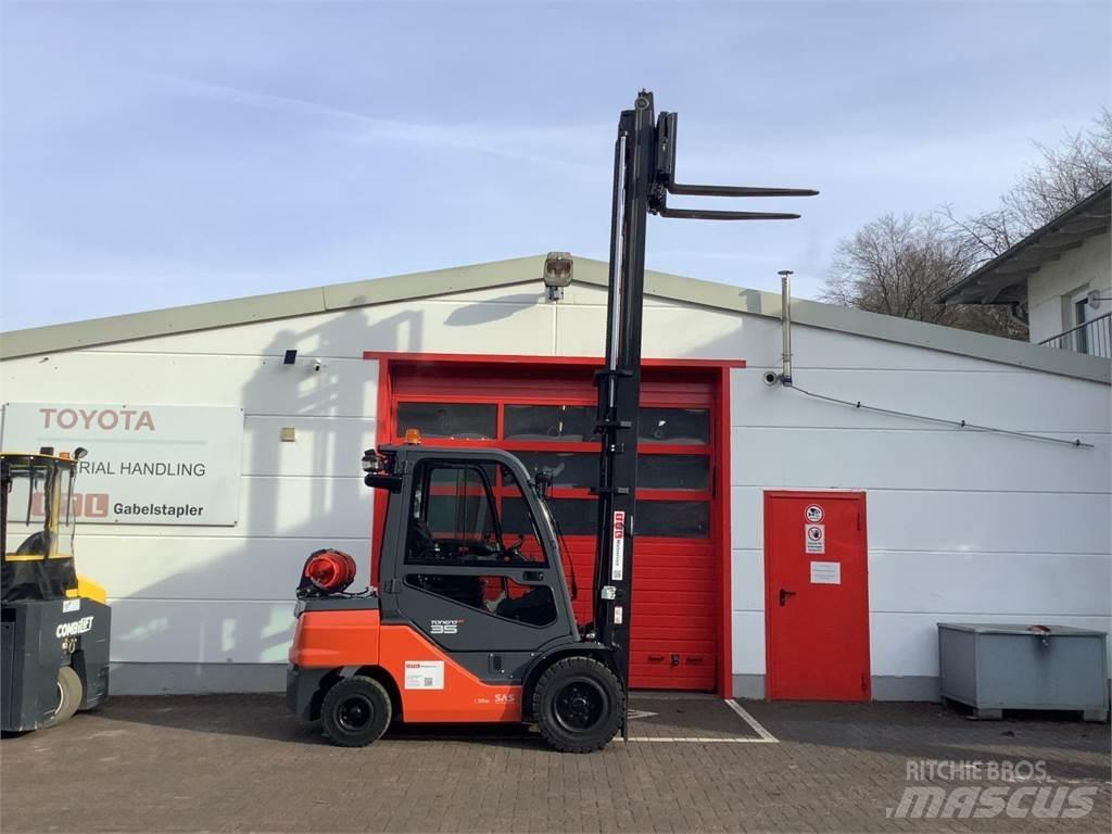 Toyota 8FGJ35F LPG gaffeltrucks