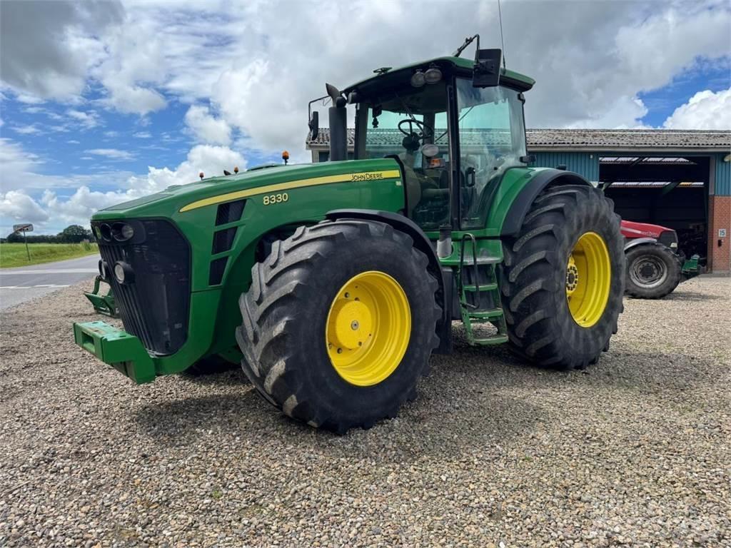 John Deere 8330 Traktorer