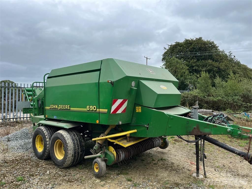 John Deere 690 Pressere til firkantede baller