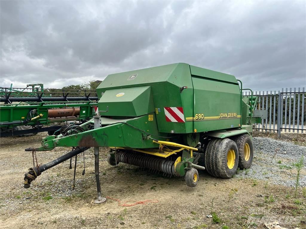 John Deere 690 Pressere til firkantede baller