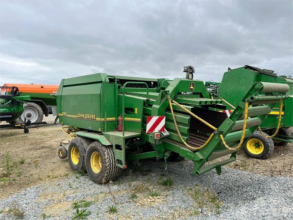 John Deere 690 Pressere til firkantede baller