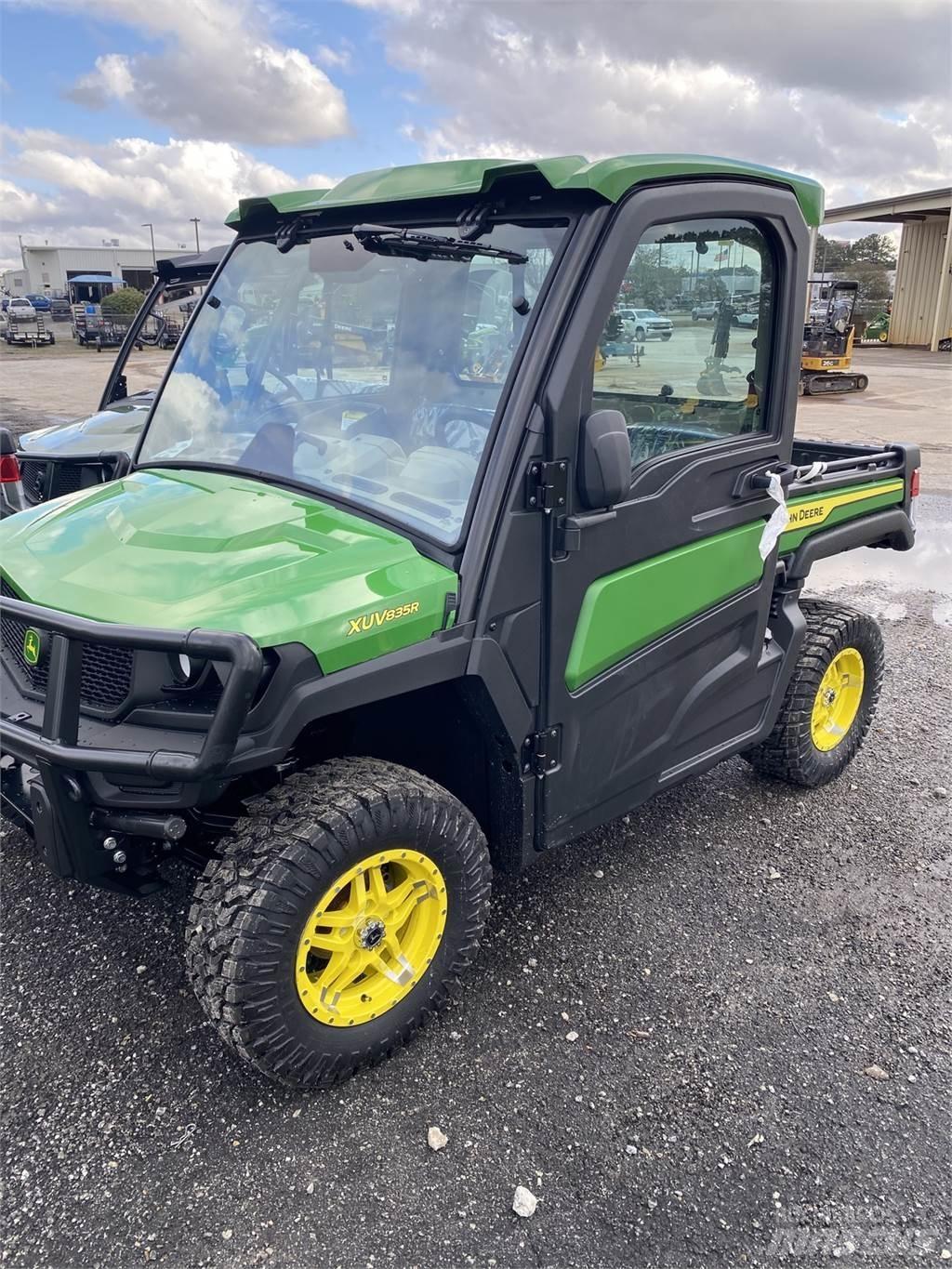 John Deere 835R Hjælpemaskiner