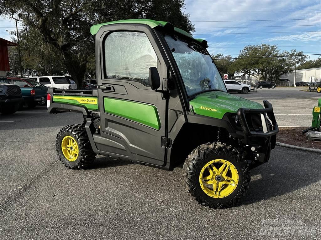 John Deere 835R Hjælpemaskiner