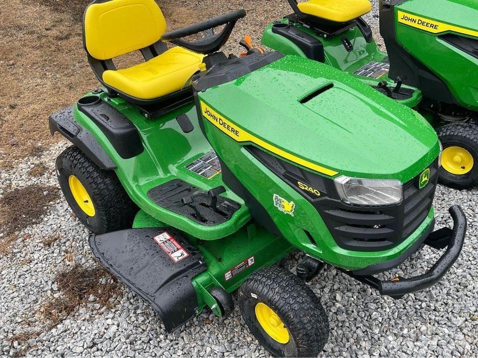 John Deere S240 Kompakte traktorer