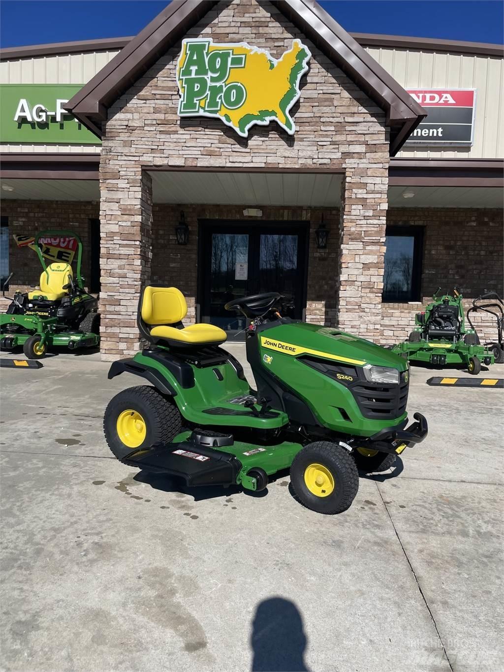 John Deere S240 Kompakte traktorer