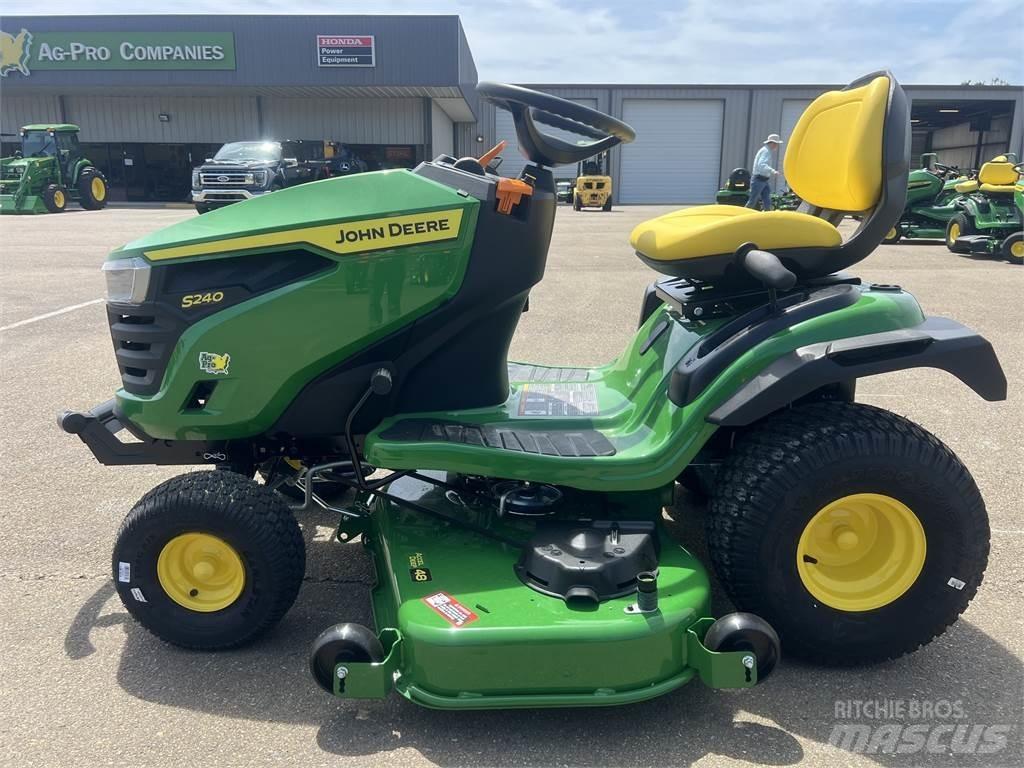 John Deere S240 Kompakte traktorer