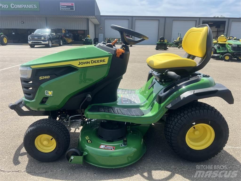 John Deere S240 Kompakte traktorer