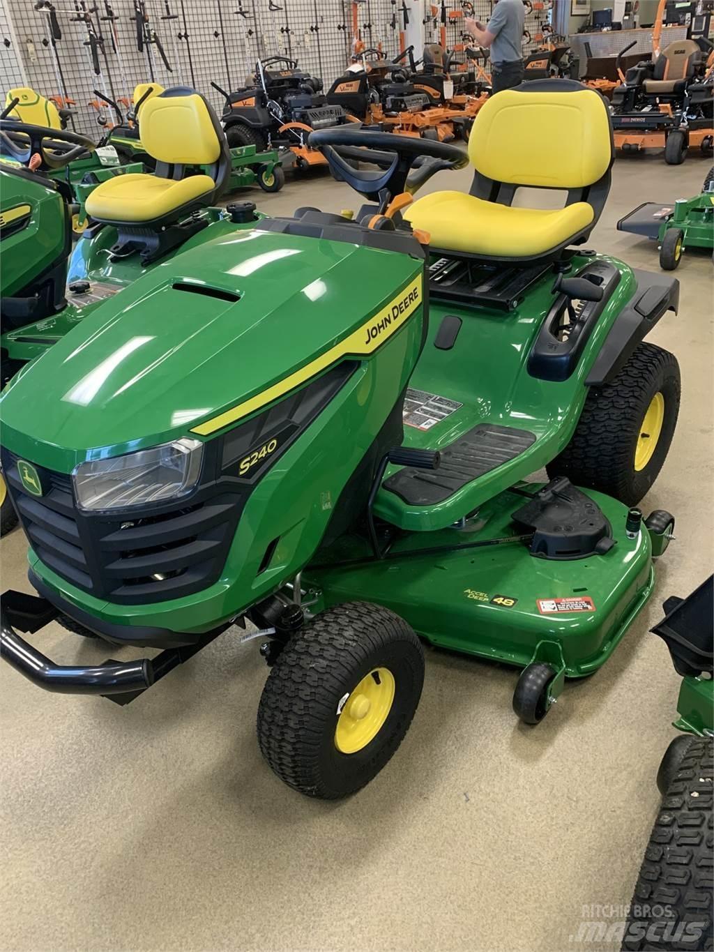 John Deere S240 Kompakte traktorer