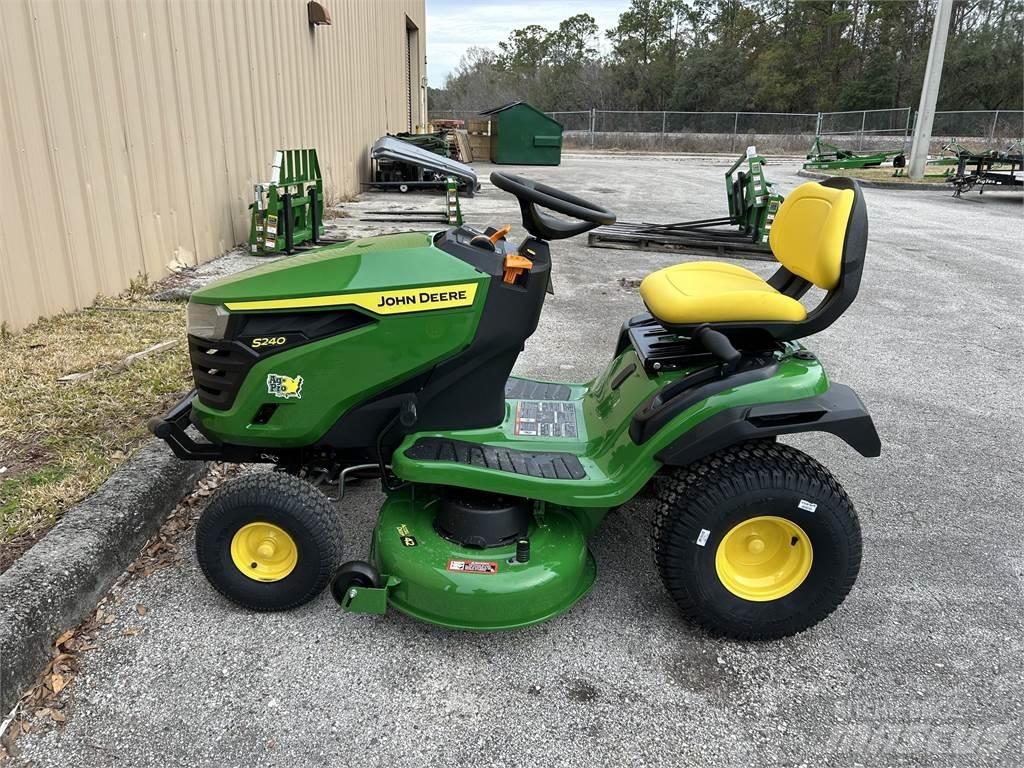 John Deere S240 Kompakte traktorer